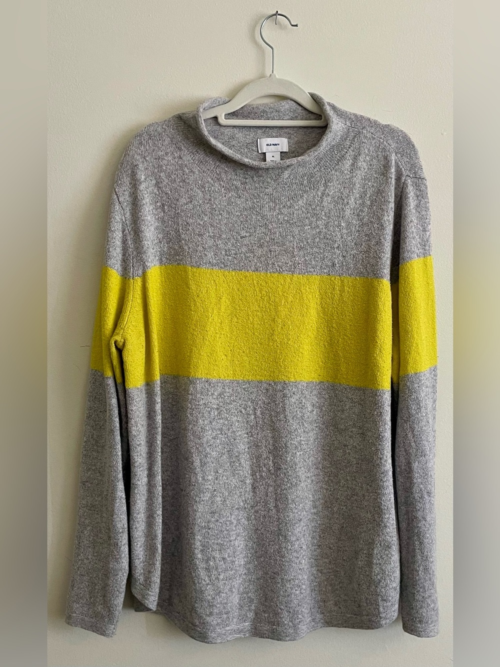 👑 Old Navy Women’s Gray Sweater with Yellow Stripe 👑